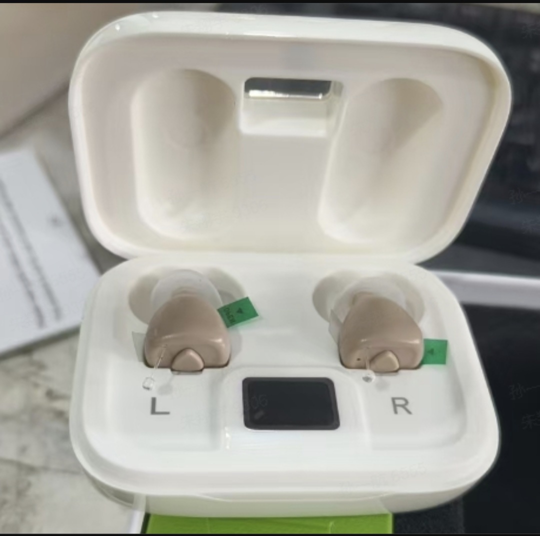 Aparelho auditivo intra-auricular bege com estojo branco
