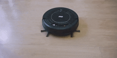 Robô aspirador limpando piso de madeira sozinho