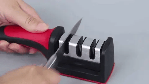 Uso do amolador de facas na cozinha