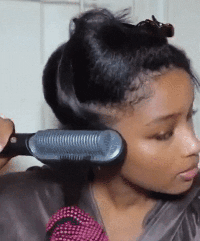 Demonstração da escova alisadora em uso