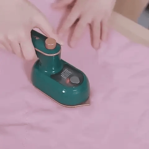 Ferro a vapor desamassando roupa