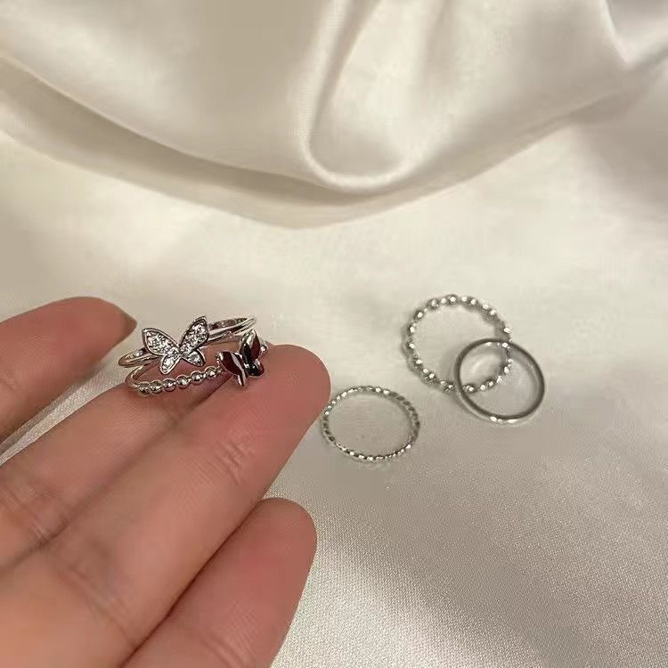 Anel feminino minimalista prateado com detalhe de borboleta