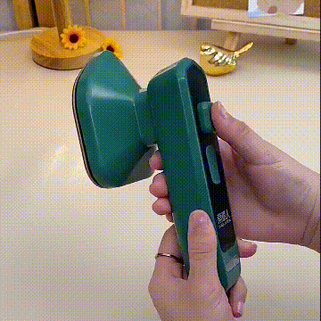 Ferro a vapor portátil na mão