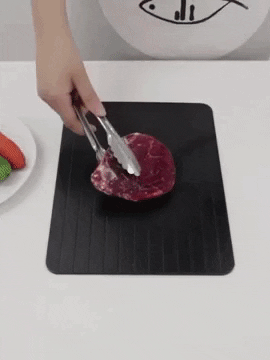 Carne descongelando na tábua