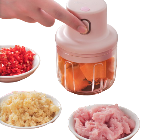 Mini triturador elétrico rosa com alimentos triturados