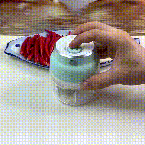 Mini triturador funcionando com pimentas