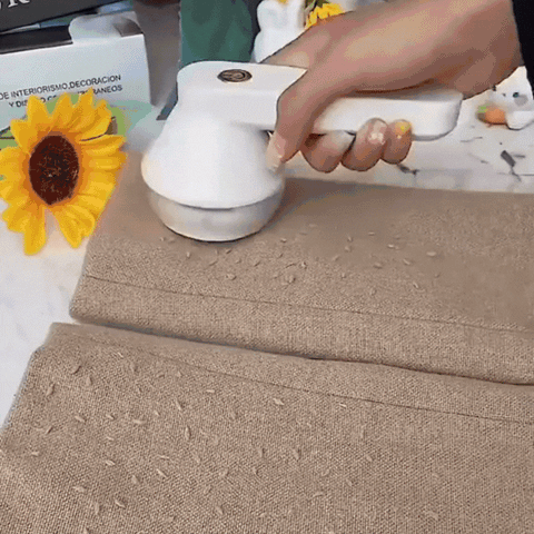 Removedor de pelos em ação tirando bolinhas de tecido