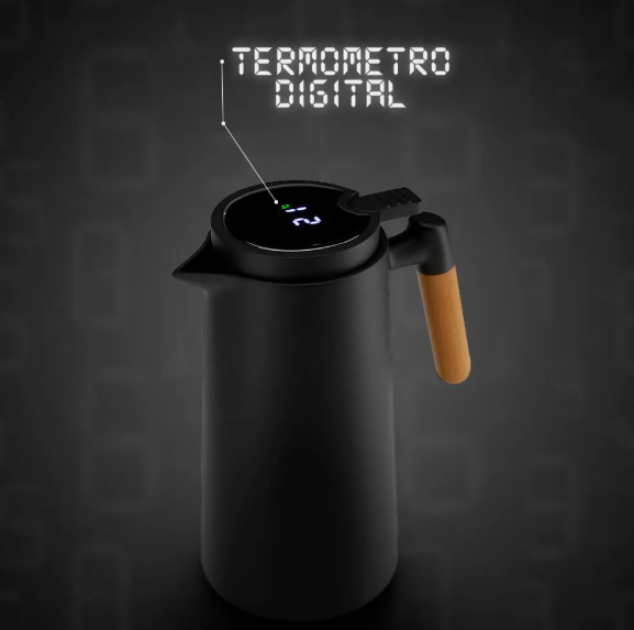 Detalhe do termômetro digital na tampa da garrafa térmica