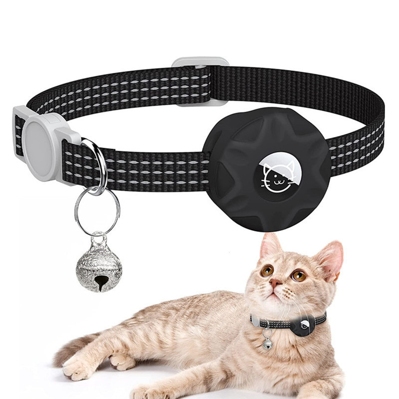 Coleira preta para pet com capa de silicone para AirTag e gato deitado