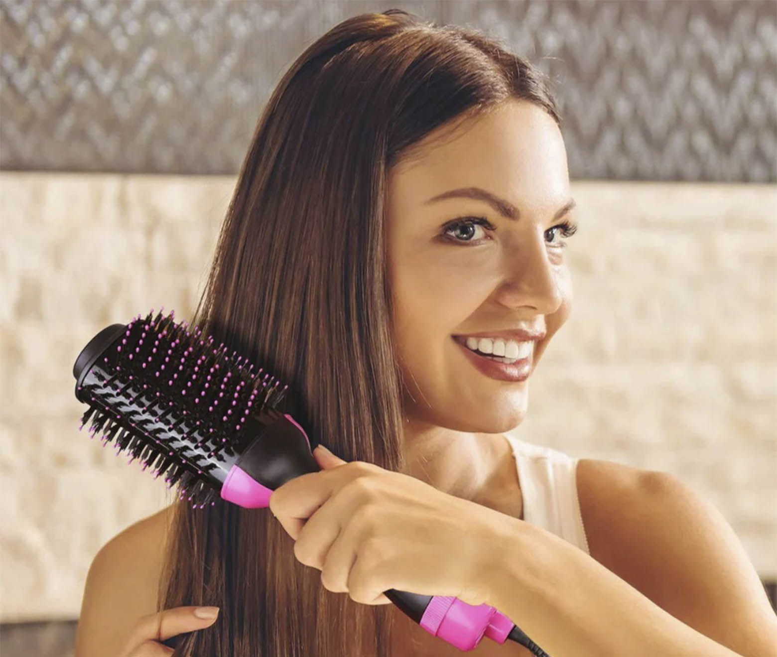 Mulher usando a escova secadora alisadora deixando o cabelo liso e brilhante